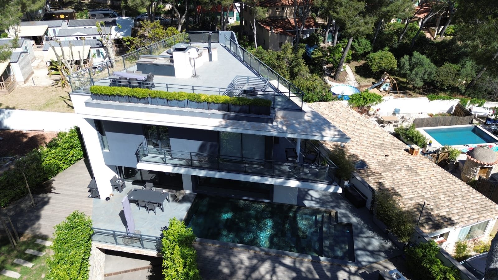 villa ultra moderne avec piscine et près de la mer