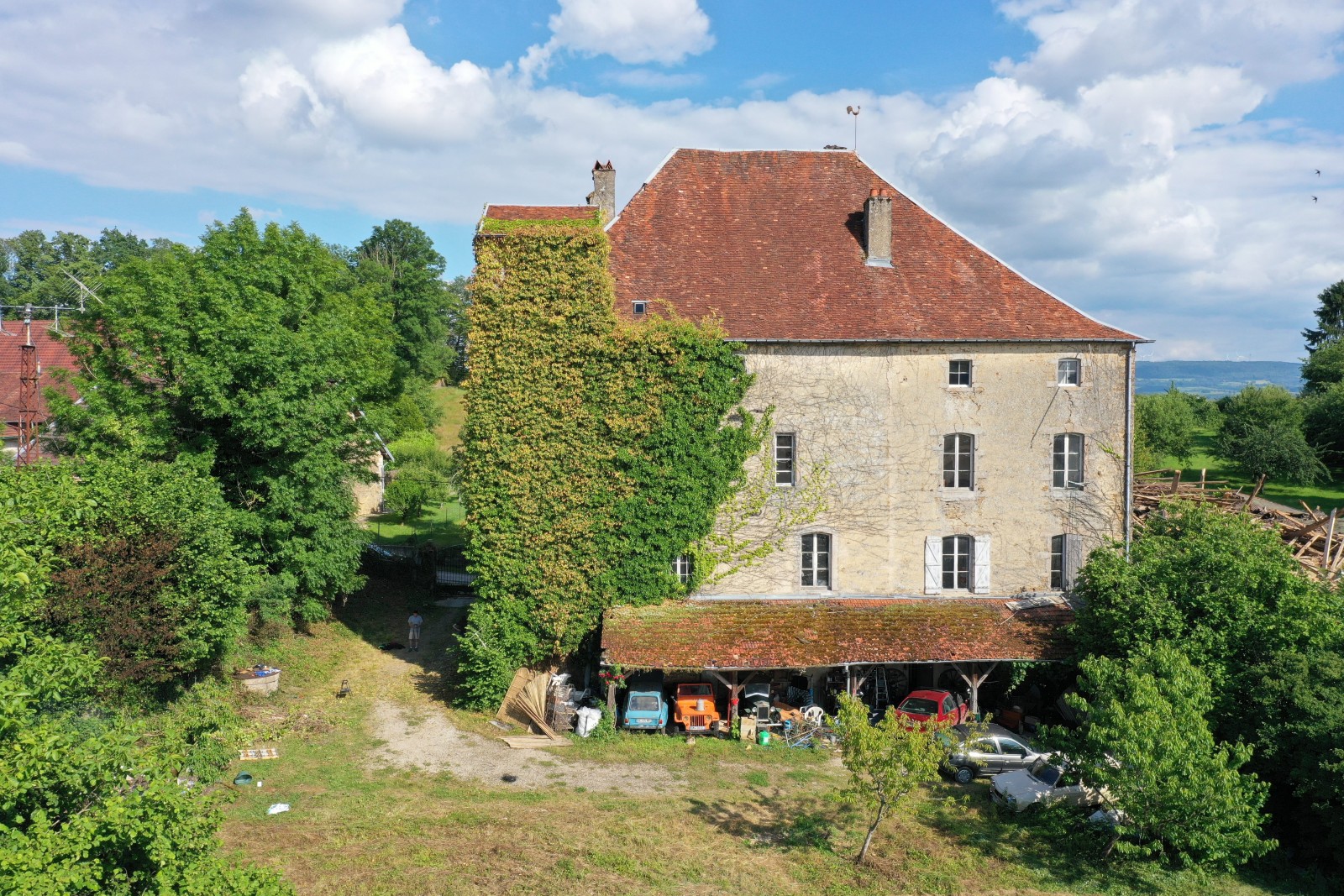 ancienne batisse / château du XV dans le Jura