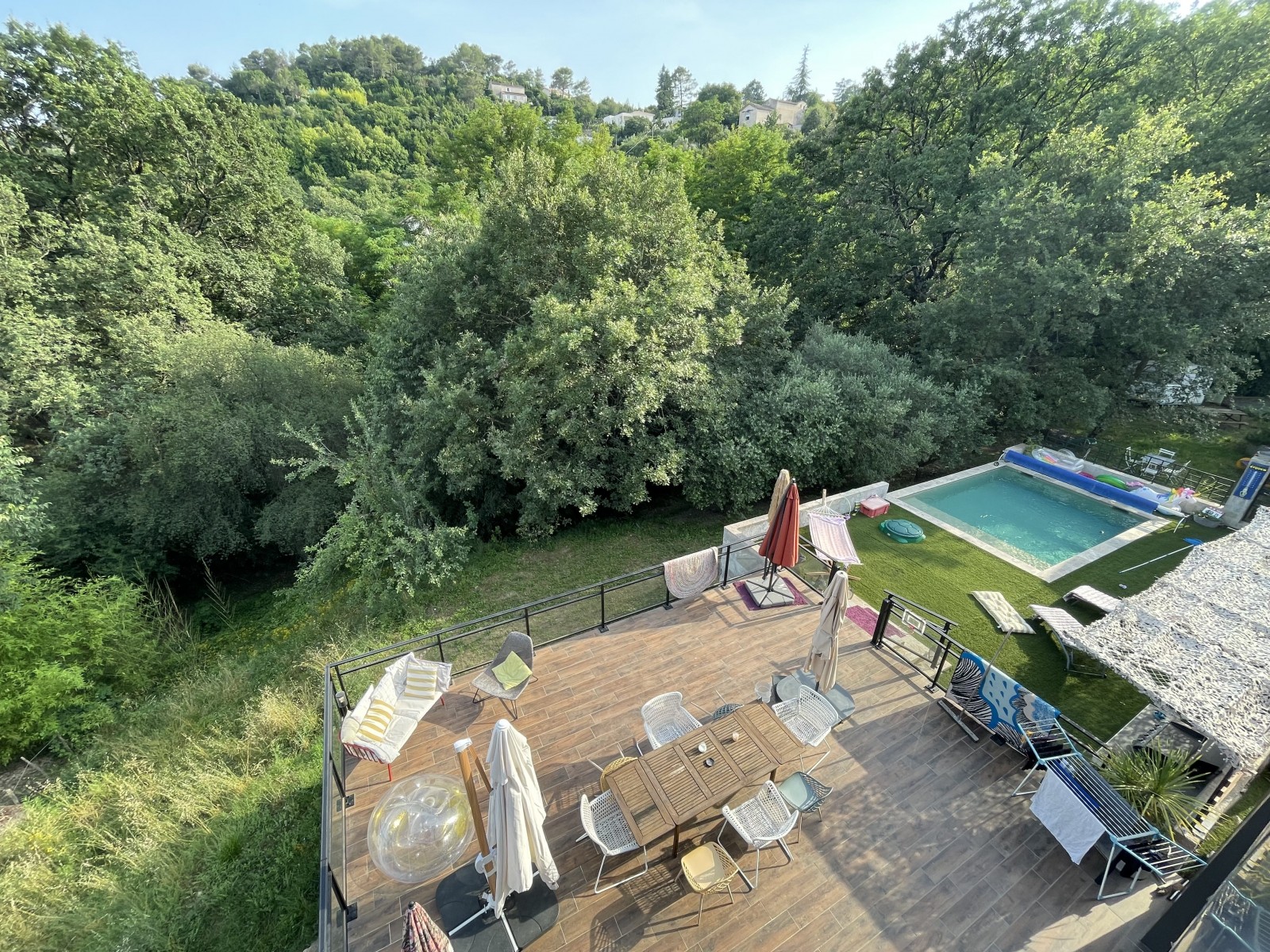 maison en structure métallique avec piscine