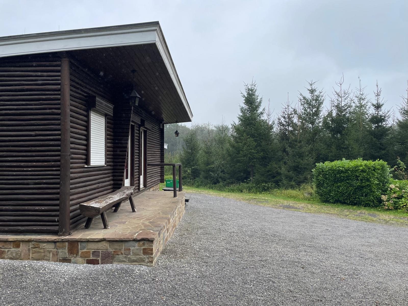 Pavillon de chasse en bois au cœur d’un domaine boisé de 10 ha – cadre idéal pour tournages