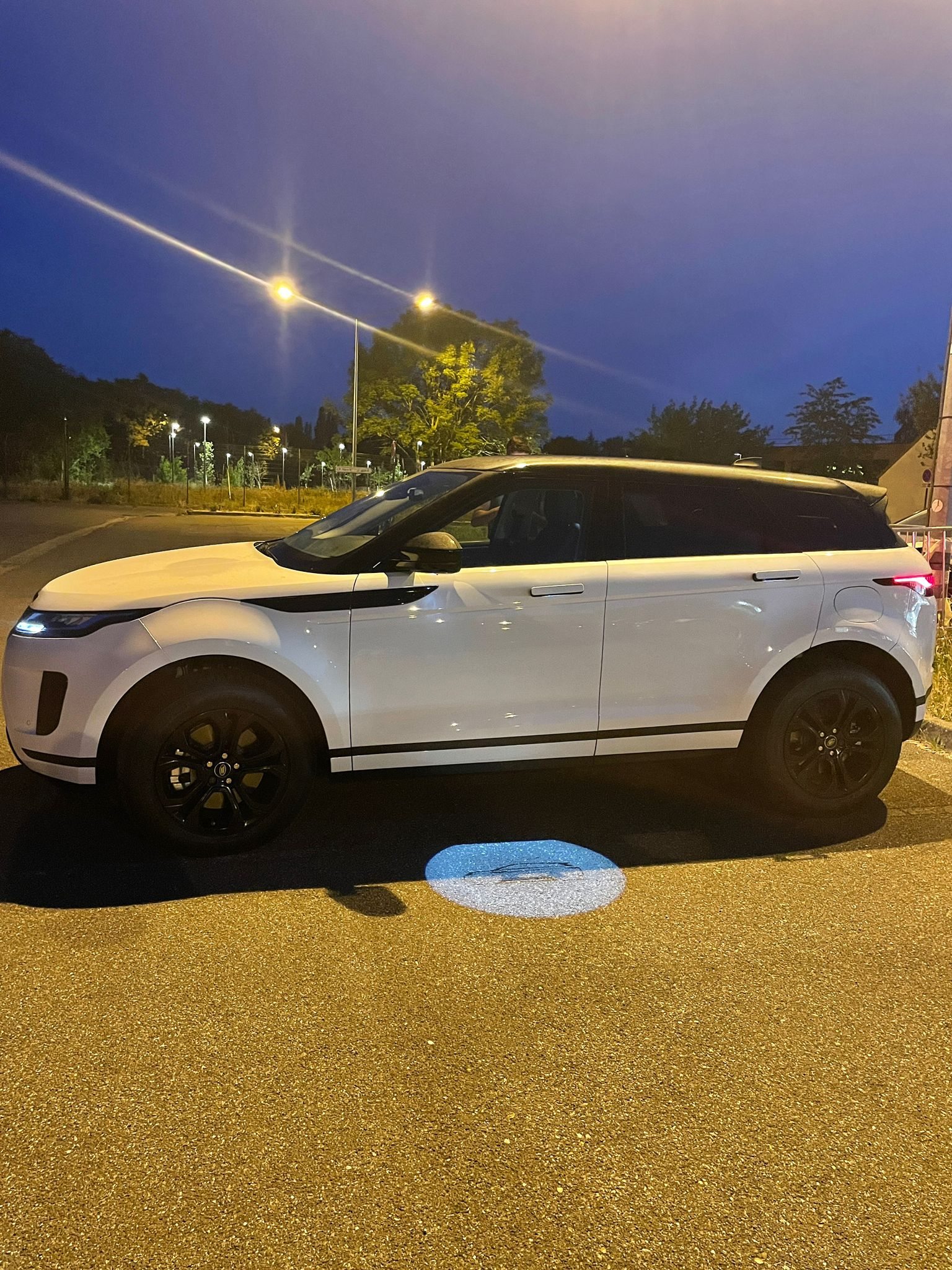 Range rover évoque blanche et noir