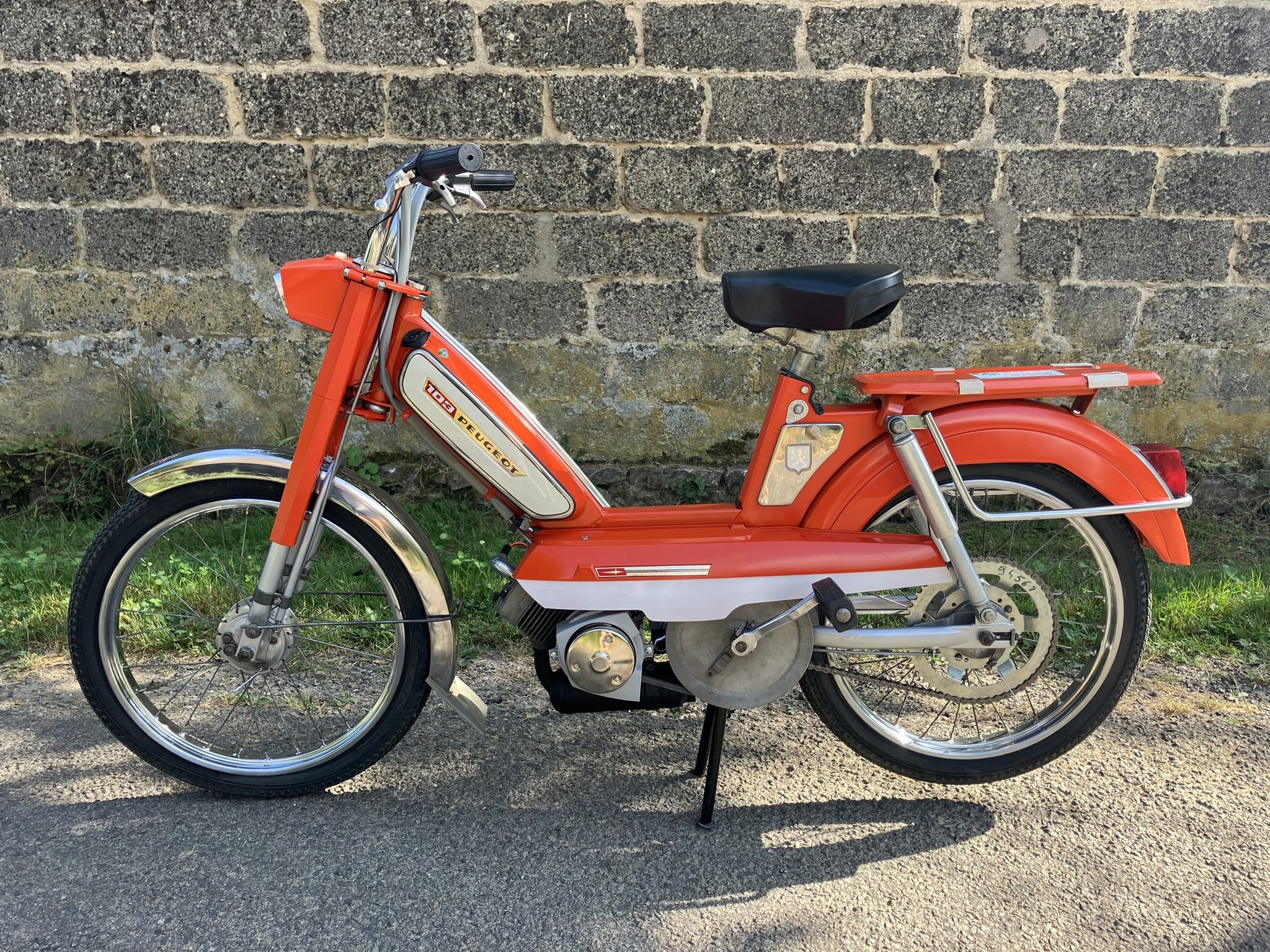 Peugeot 103 mobylette cyclomoteur vintage ancien seventies orange